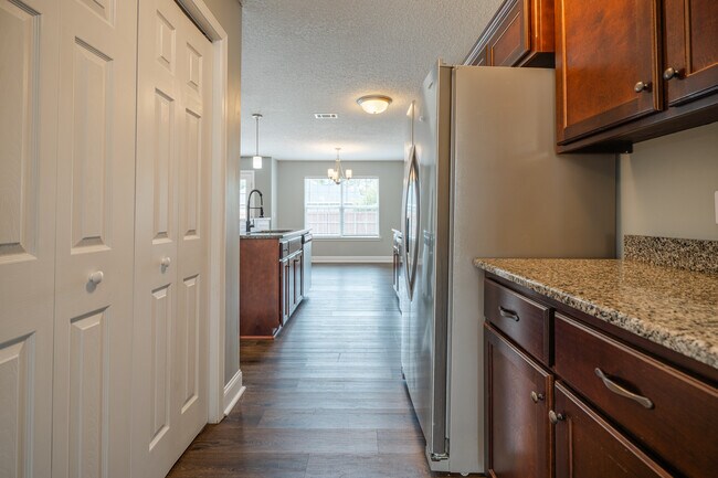 Building Photo - 717 Highgrove Ct