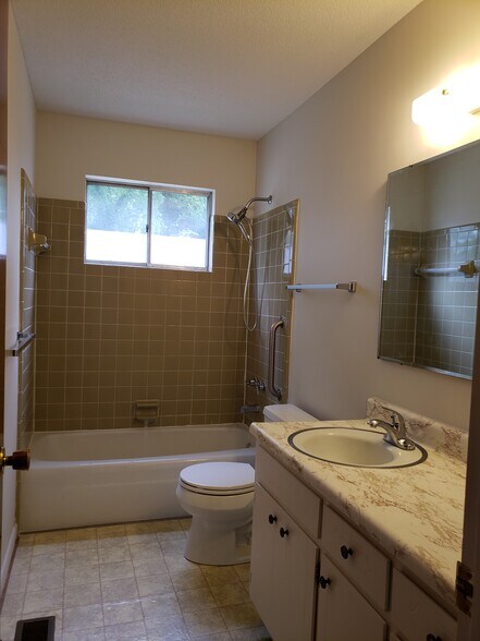 Building Photo - 322 Vista Dr