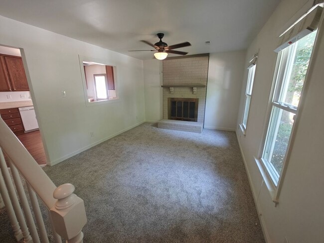 Building Photo - 4 bedroom2 bath home
