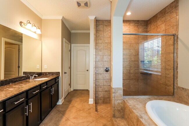 Building Photo - 2171 Club Lake Dr