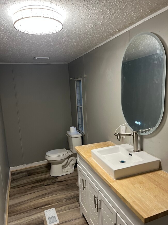 Building Photo - 525 Burmaster Dr