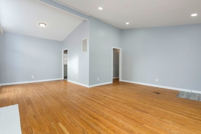 Building Photo - 3704 Greenwich Rd