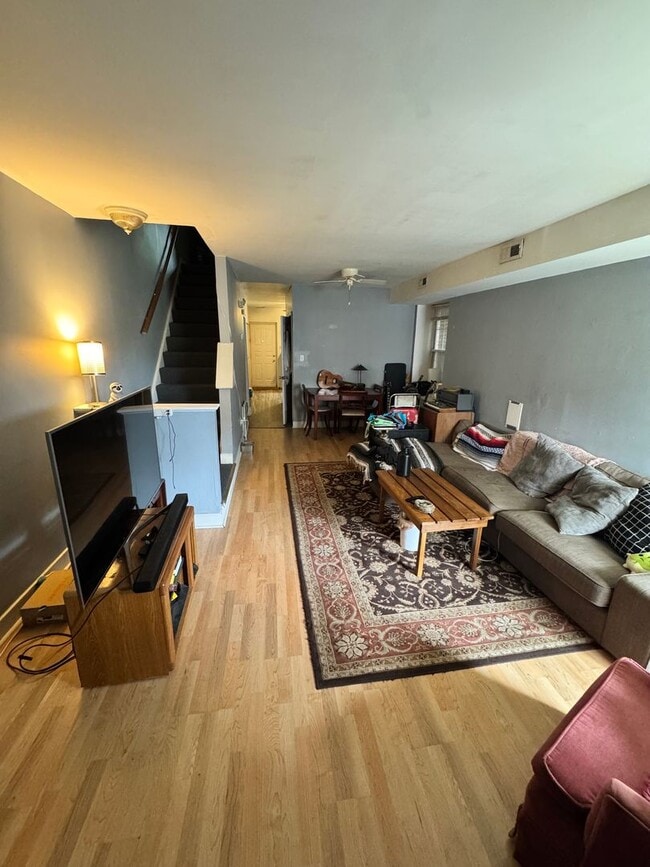 Building Photo - 3 bed 2 bath close to VCU