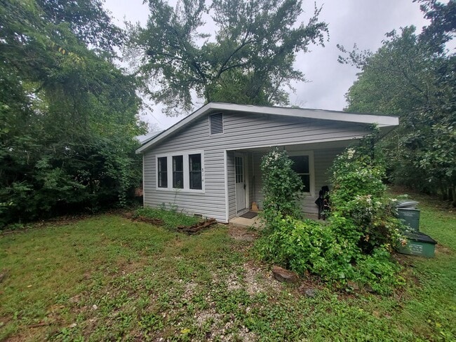 Primary Photo - 2 bedroom 1 bath close to downtown