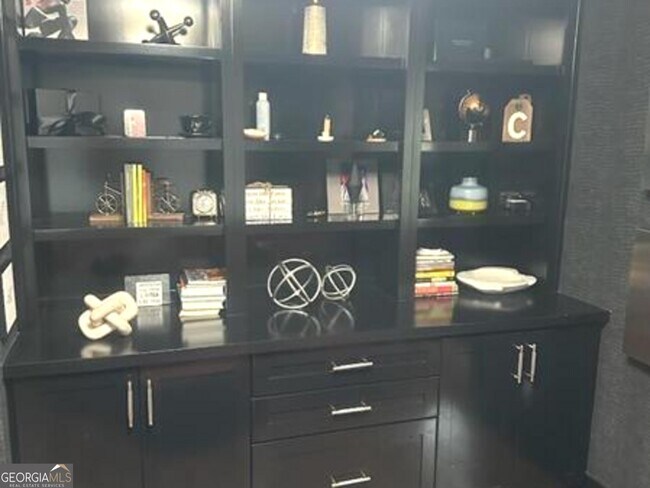 Building Photo - 2434 Rockcliff Rd SE