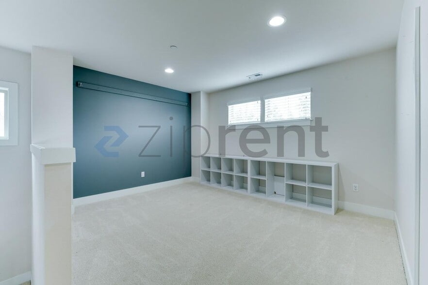 Building Photo - Unit
