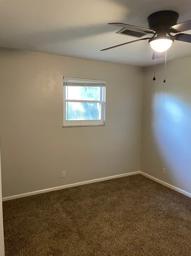 Building Photo - 400 Schenkel Ln