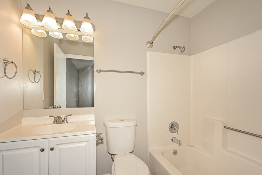 Building Photo - 581 Woodcrest Dr