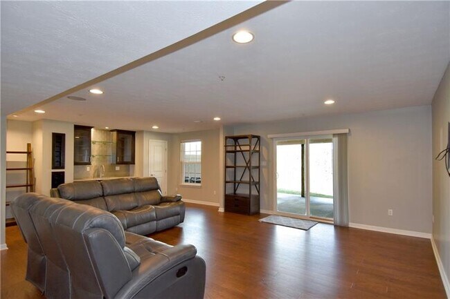 Building Photo - 616 Edison Dr