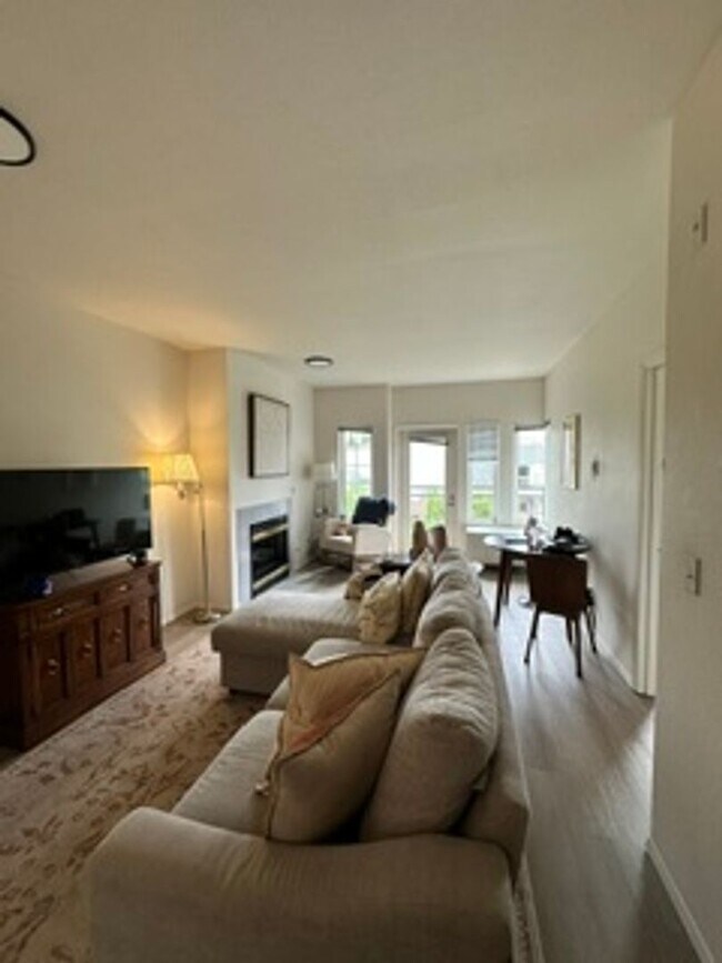Building Photo - Gorgeous 1 bedroom in the heart of Queen Anne!