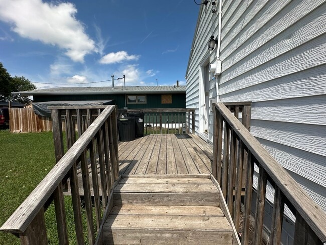 Building Photo - 2 Bedroom Home