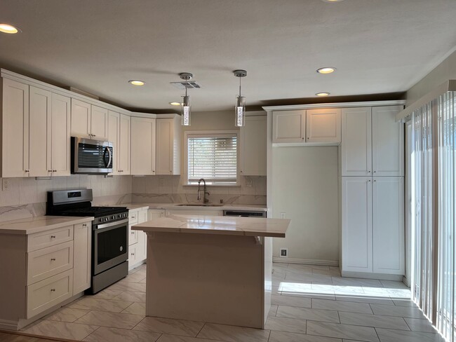Building Photo - Charming 3 bedroom & 2 bath For Rent!