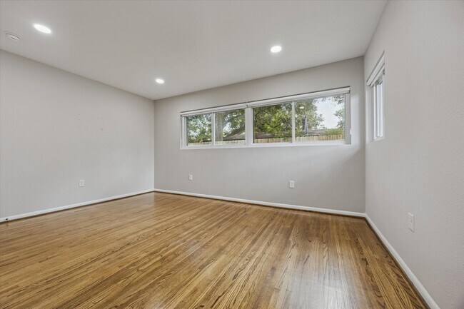 Building Photo - 8621 Bob White Dr