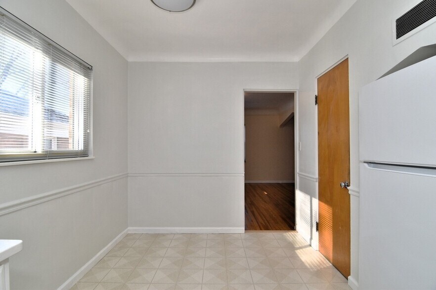 Building Photo - 2025 Riverside Dr