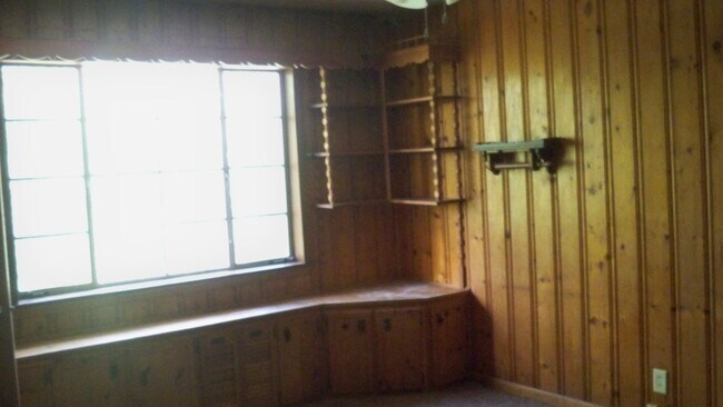 Building Photo - 2716 Wood Dr NE