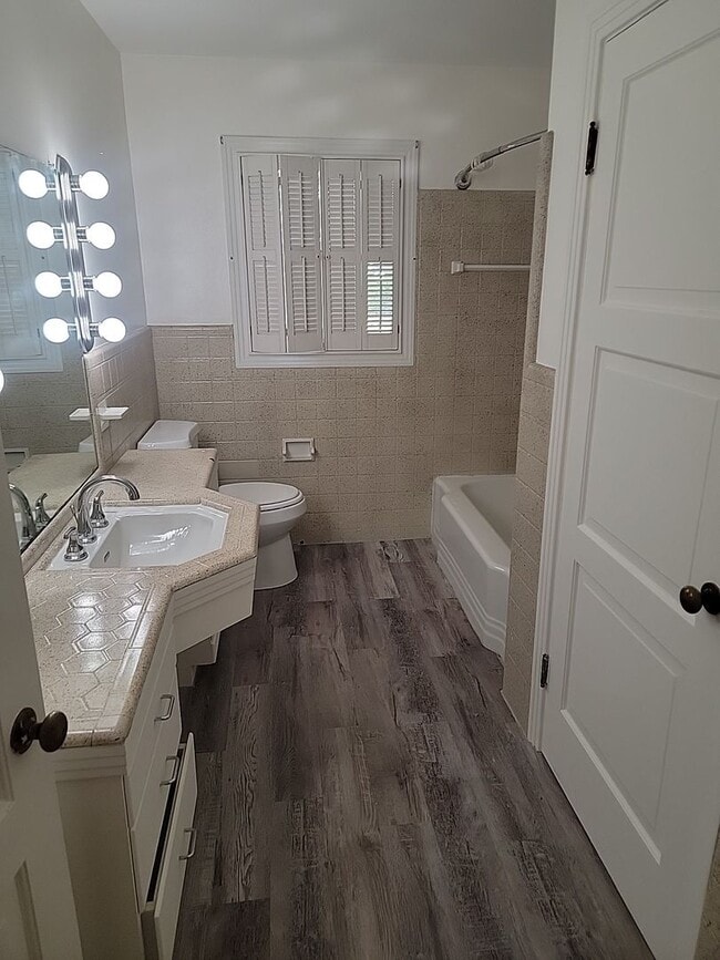 Building Photo - 3 bedroom 2 bathroom with 1 bedroom house in back