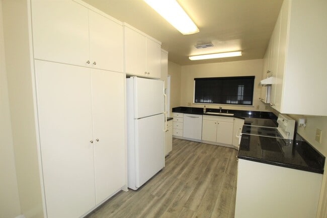 Building Photo - Quaint Home in Desirable Midtown Neighborhood!