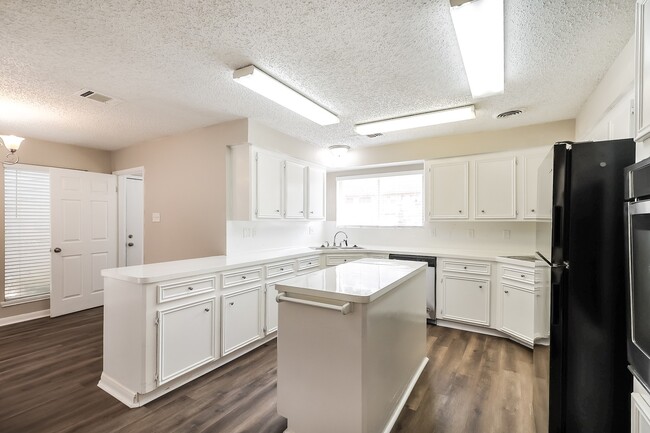 Building Photo - 7311 Las Brisas Dr