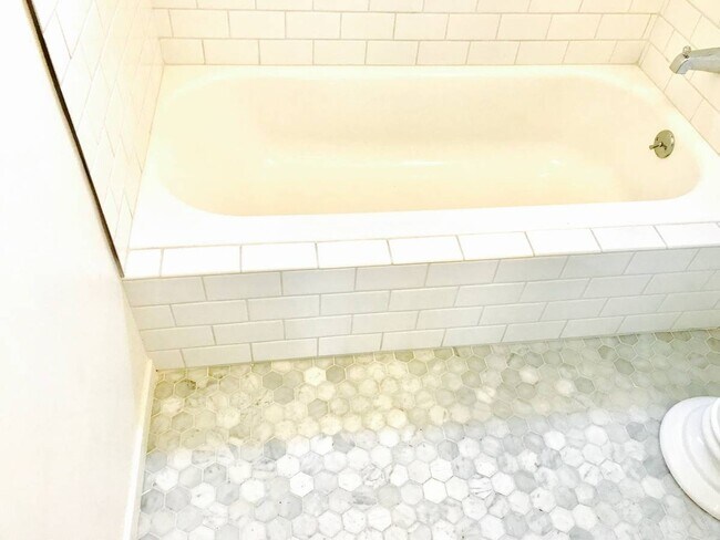 Building Photo - This upstairs 2 bed / 1 bath apartment in Echo Park is now available - Includes private parking a...