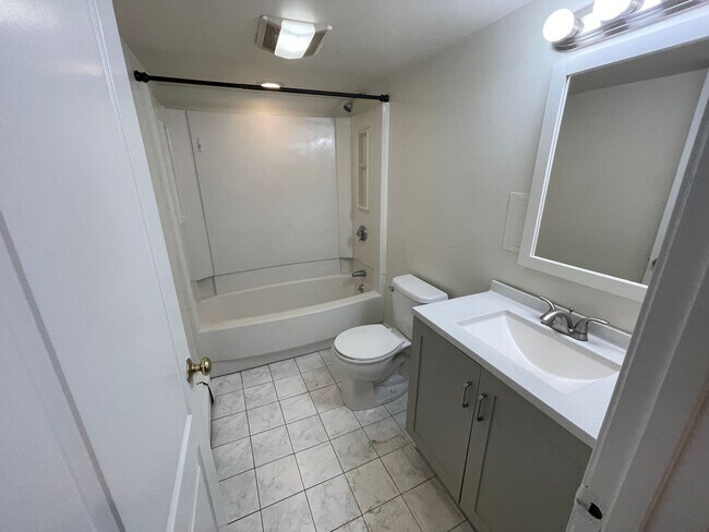 Building Photo - 3-bed Brownstone on Comm Ave in Packard's ...