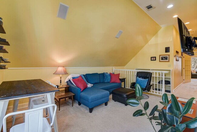 Building Photo - 4451 N Tripp Ave