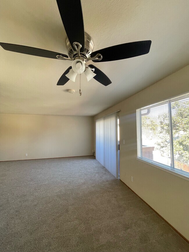 Building Photo - 1045-1055 Lewis St