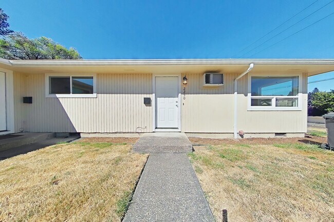Building Photo - 2 Bedroom Duplex ~ Close to Campus