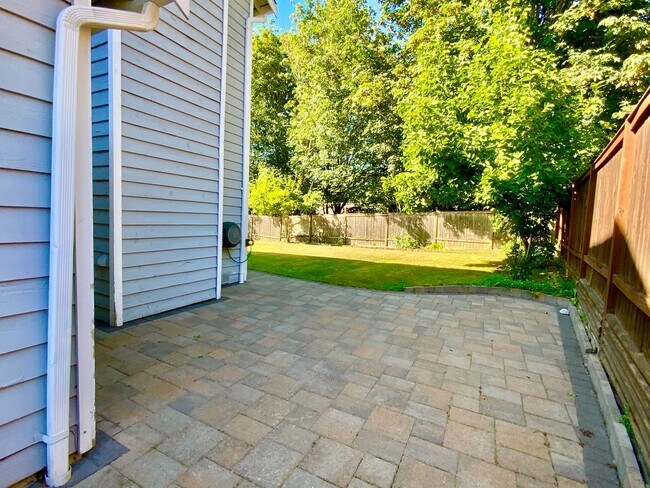 Building Photo - Stunning 4 Bedroom/2.5 bath- Move-In Ready Home with Private Backyard