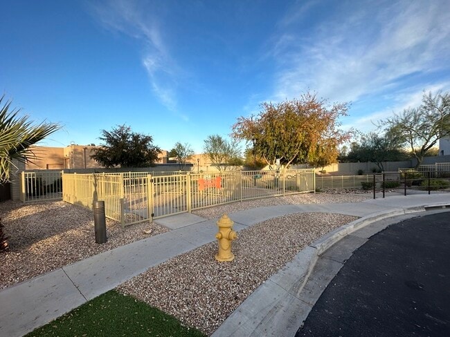 Building Photo - 2812 E Sunland Ave
