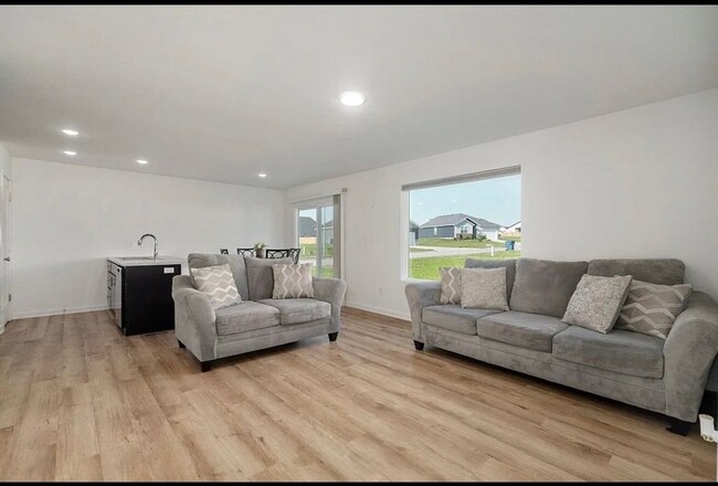 Building Photo - Beautiful 3 Bedroom, 2 Bathroom Home in Ni...