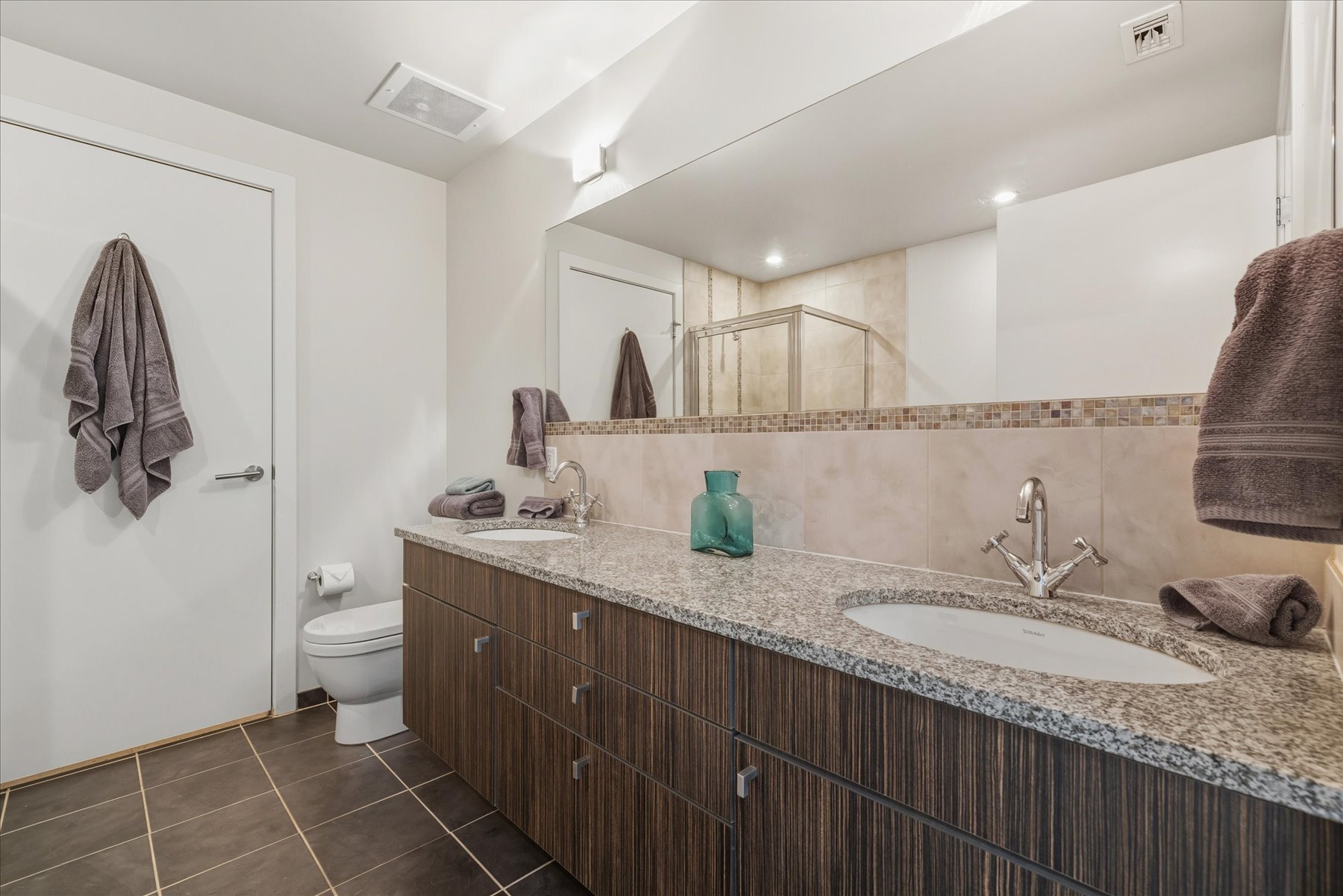 Primary En-Suite - 410 Acoma St