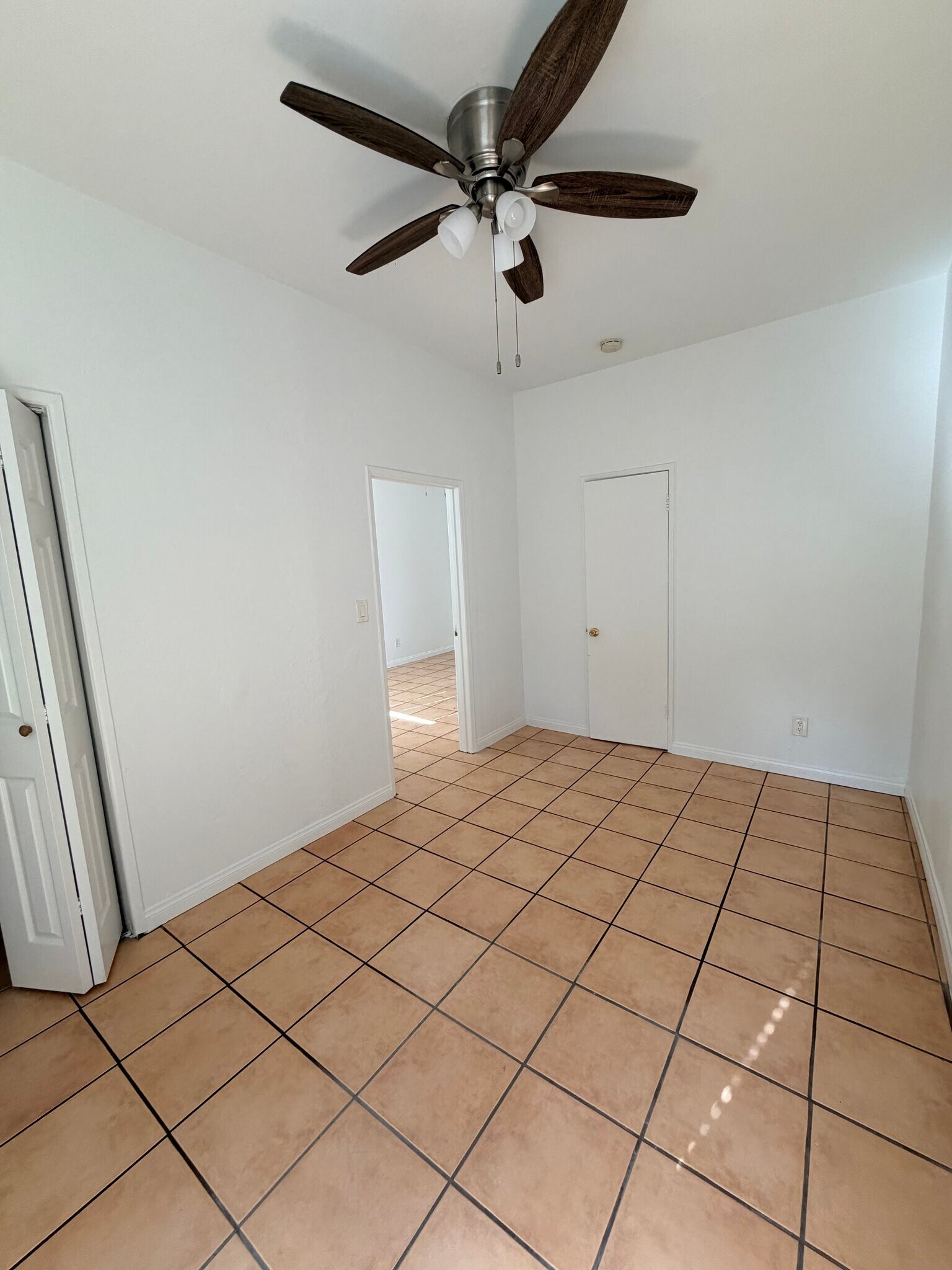 Building Photo - 869 Lincoln Ave