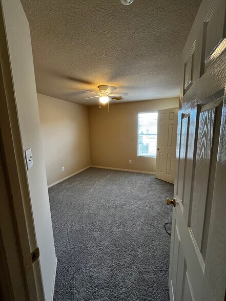 Cozy bedroom 3 - 19410 Maywood Falls Cir