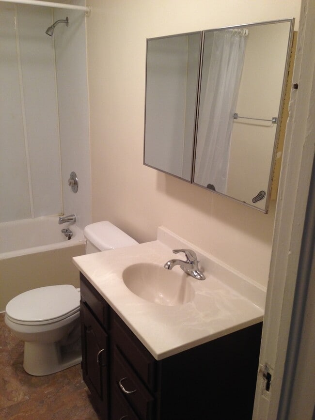 Building Photo - 3 bed, 1 bath house just steps from Missouri State University