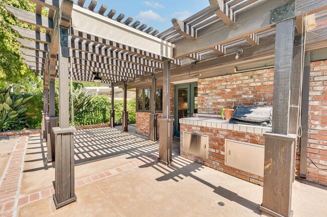 Building Photo - Perfect Entertaining Family Home with Larg...