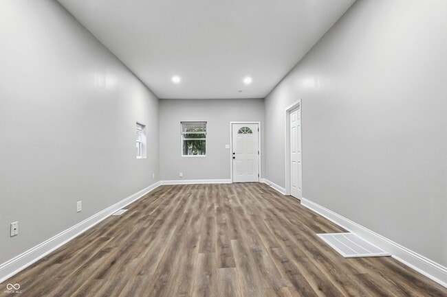 Building Photo - 117 N Sheffield Ave