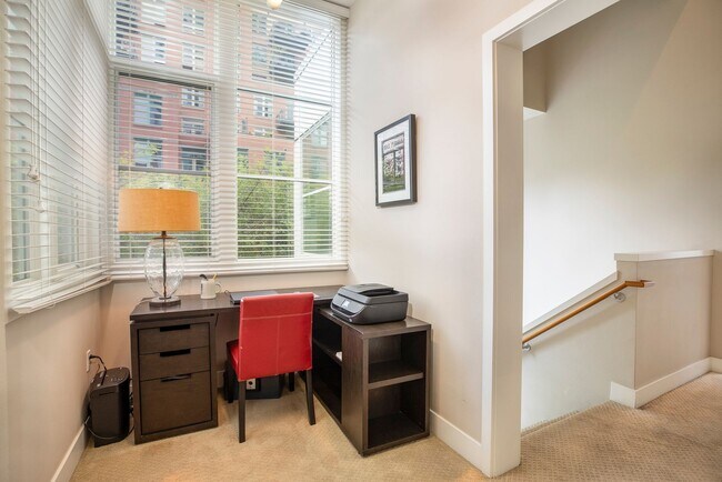 Building Photo - Modern Townhome Living in the Heart of Dow...