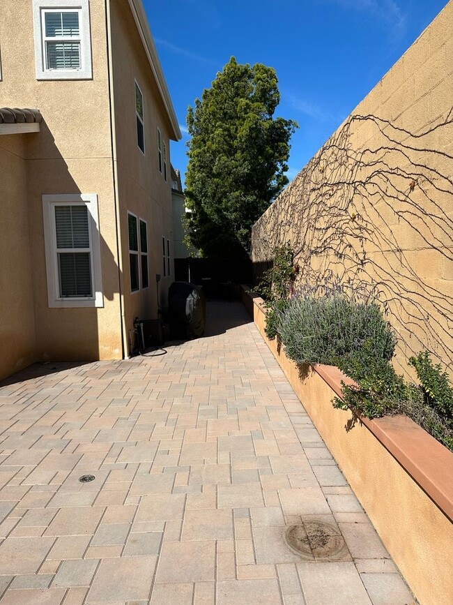 Building Photo - 3 bed  + Loft / 3.5 bath in Placentia, Ora...