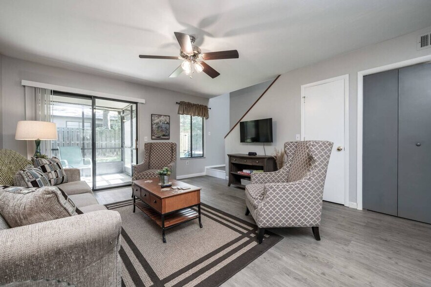 Building Photo - 2300 SW 43rd St