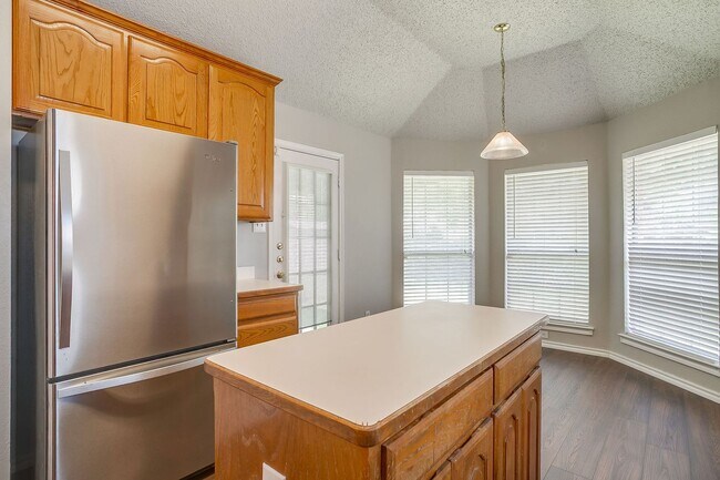 Building Photo - Freshly Remodeled 3 Bedroom, 2 Bath Home Awaiting New Tenants- FWISD- 76133