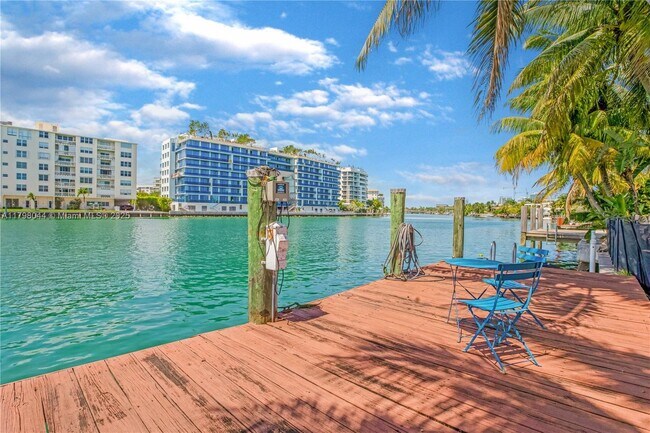 Building Photo - 9300 Bay Dr