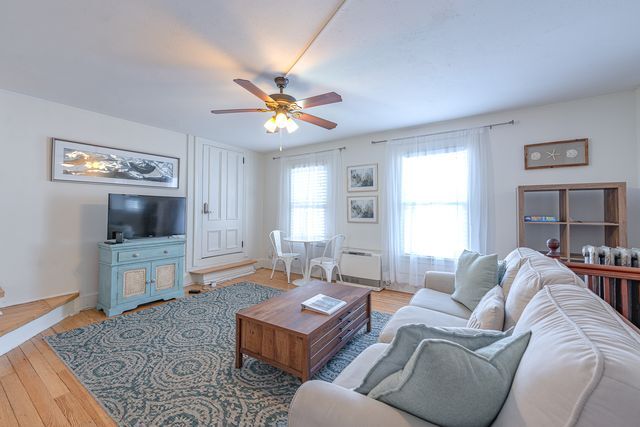 Building Photo - 10 Pine St