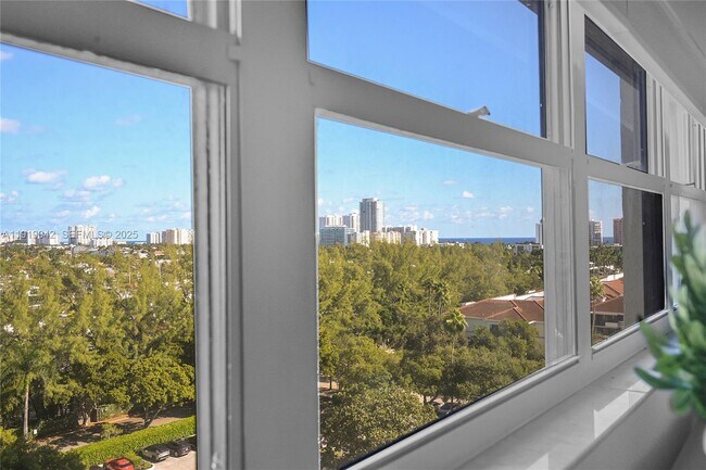 Building Photo - 3200 Port Royale Dr N