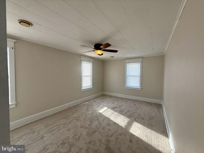 Building Photo - 404 W Broad St