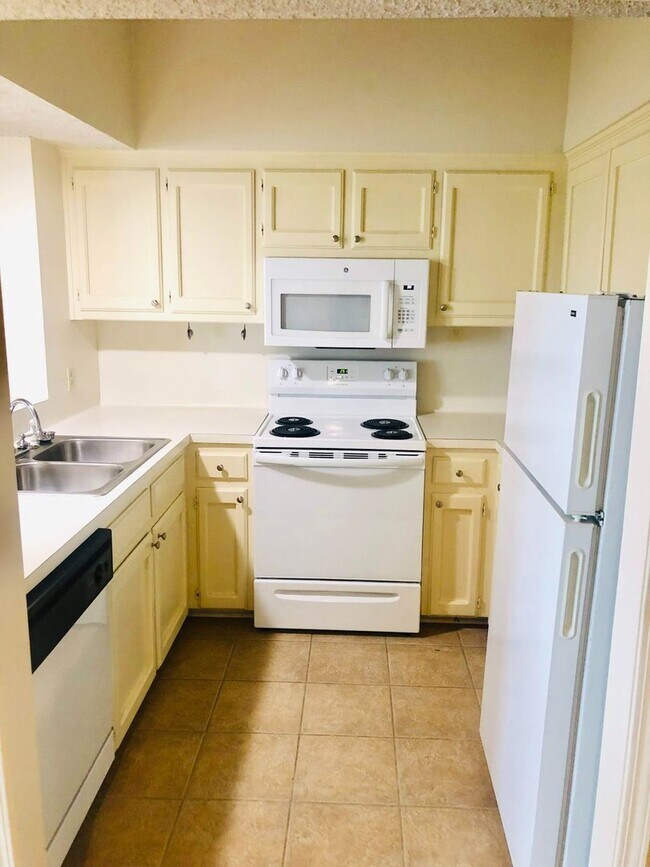 Building Photo - First-floor spacious 1-bedroom on LSU bus route