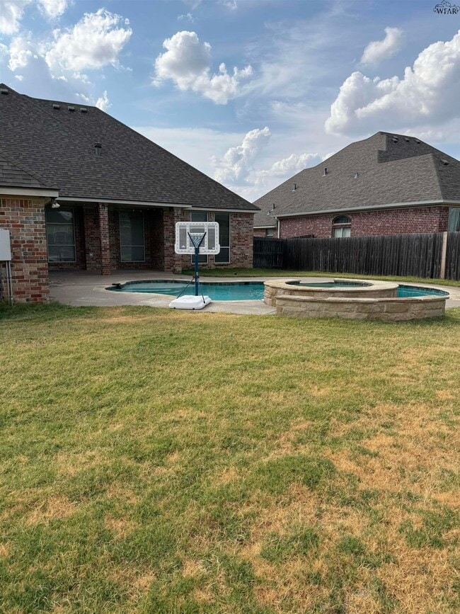 Building Photo - 5011 Lantana Dr