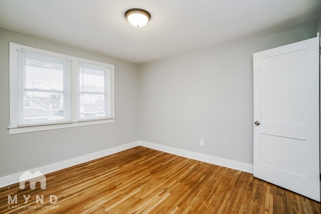 Building Photo - 727 Reinhard Ave