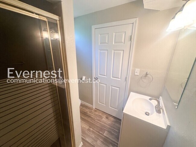 Building Photo - 3 Bed, 2 Bath Home with Fenced Yard & Garage / Pet-Friendly / Vouchers Accepted / Available Now!
