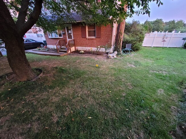 Front of house and front yard - 1541 Fitzwatertown Rd