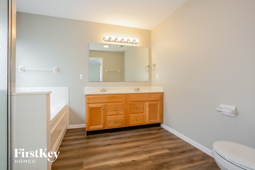 Building Photo - 13947 Royalwood Dr